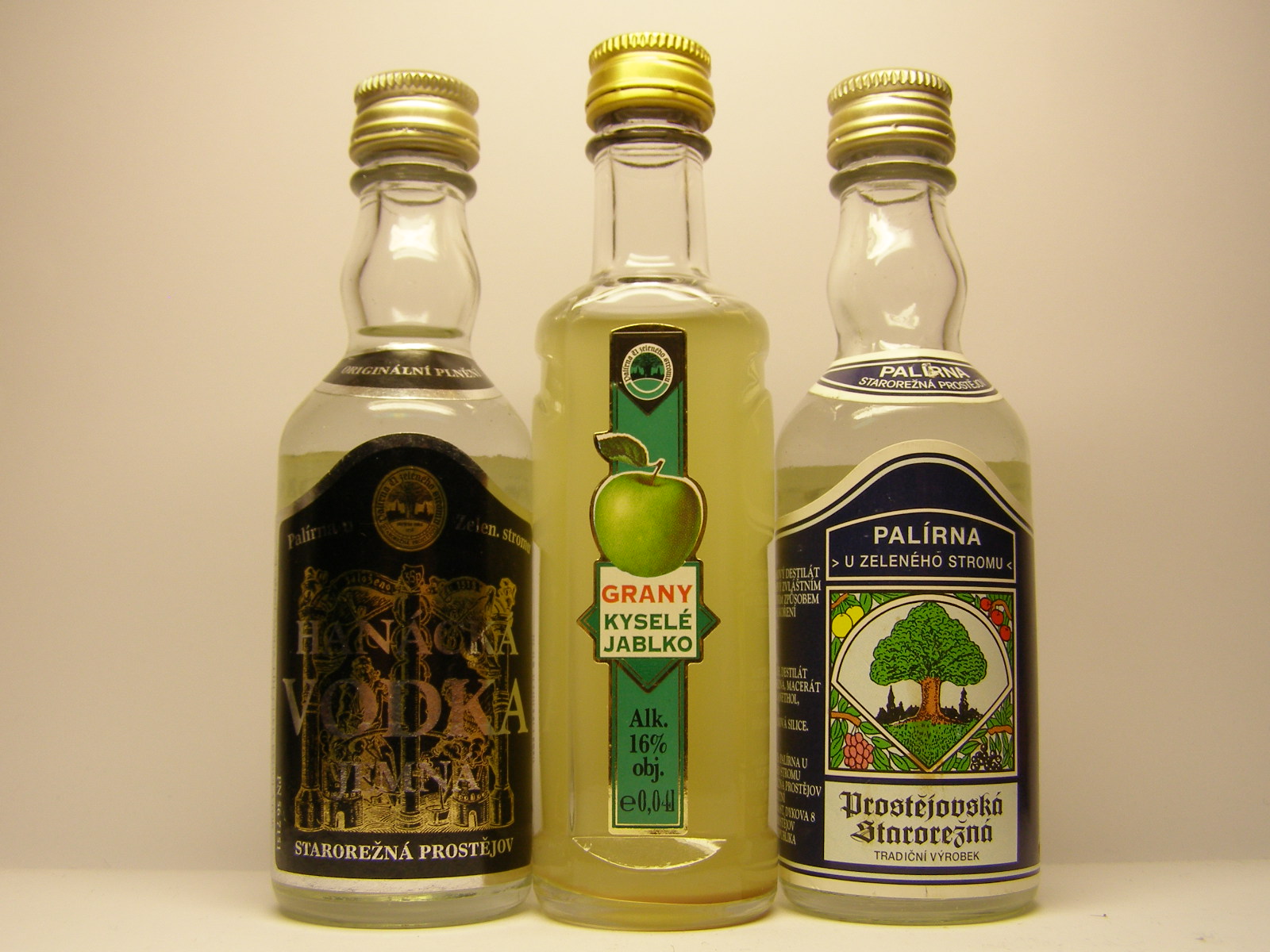 STAROREŽNÁ Hanácka Vodka - Grany Zelené Jablko - Prostejovská Starorežná